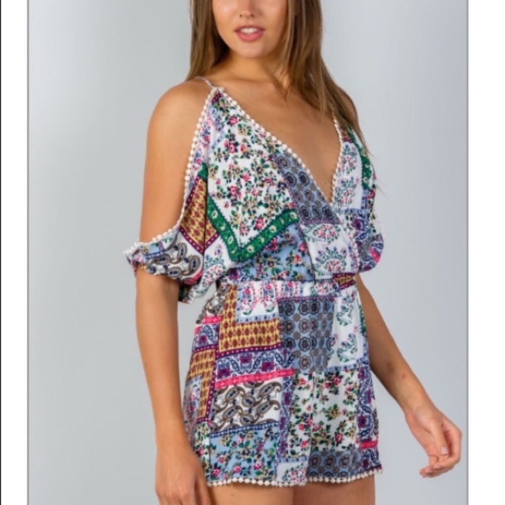 ♥️NWT COLD- SHOULDER POM POM ROMPER - Picture 4 of 5